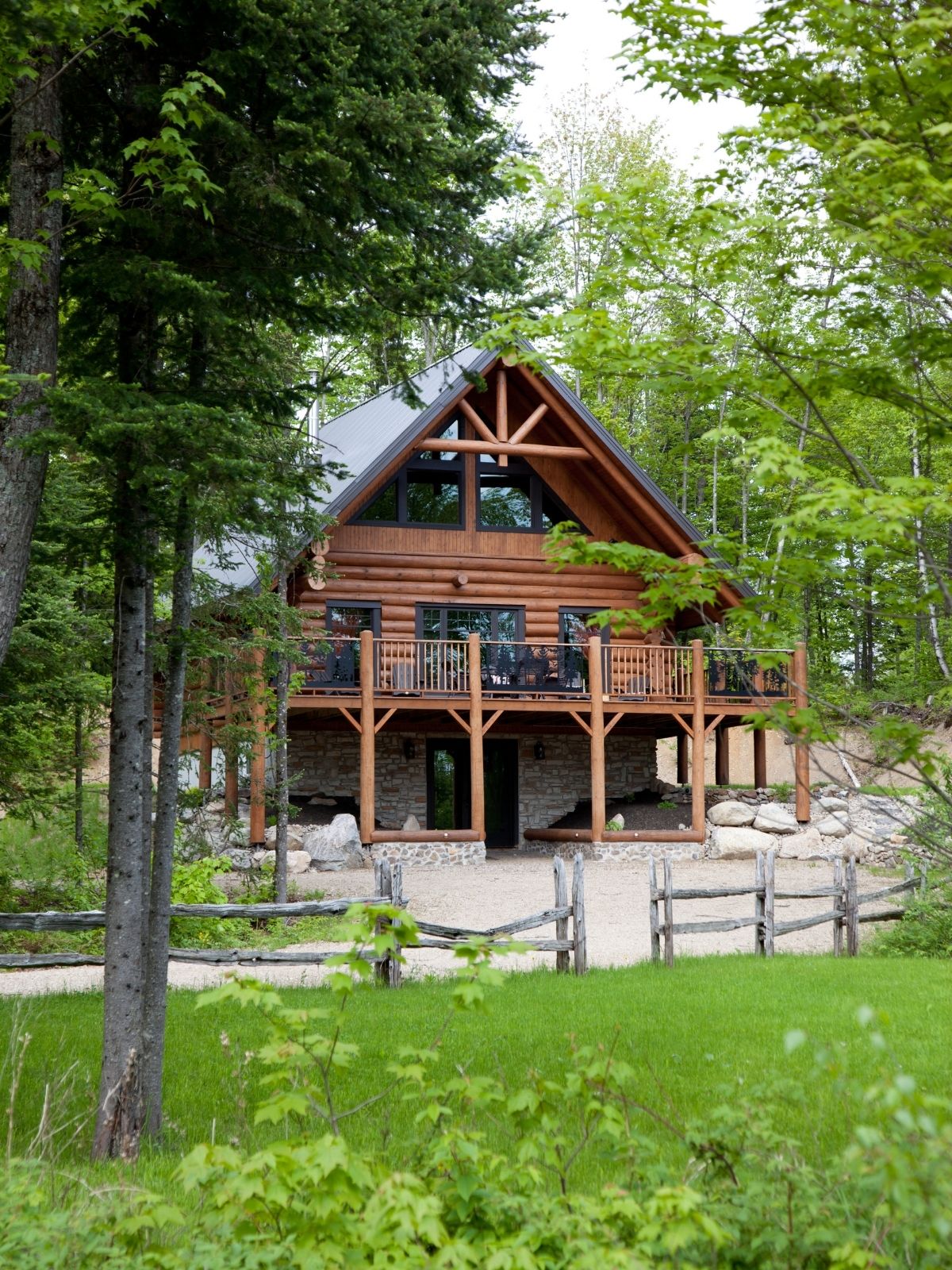 Beautiful family log home finished.