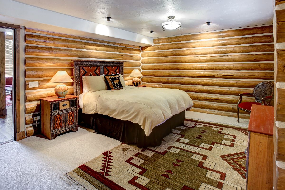 Log home Bedroom Interiors