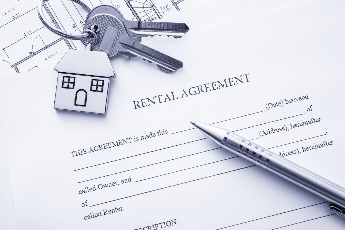 Rental Agreement with pen and keys