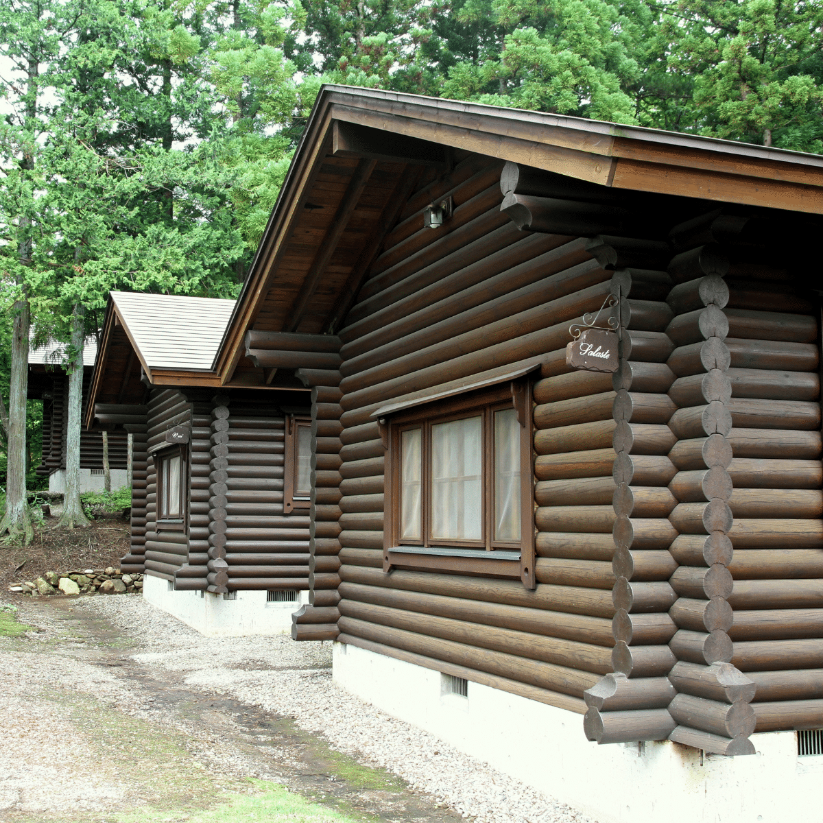 side image of similar looking log homes