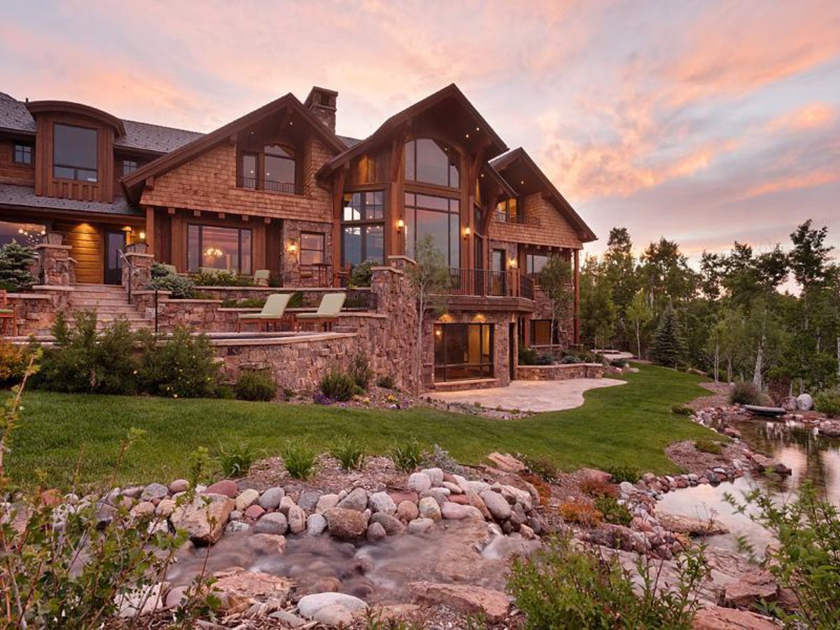 Log home with beautiful scenery