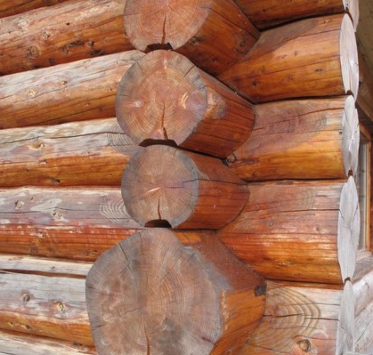 Corners of log structure 