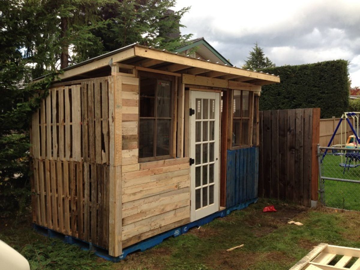 Log pallet cabin