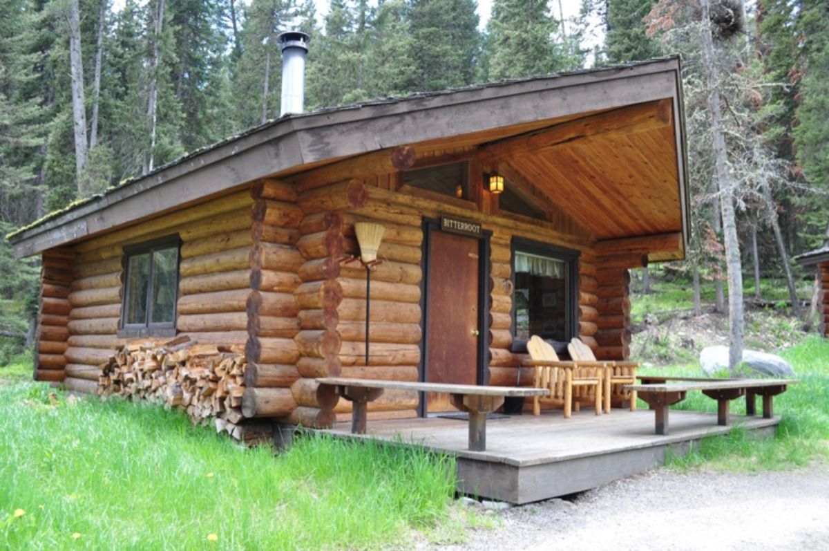 Log cabin with external sitting area