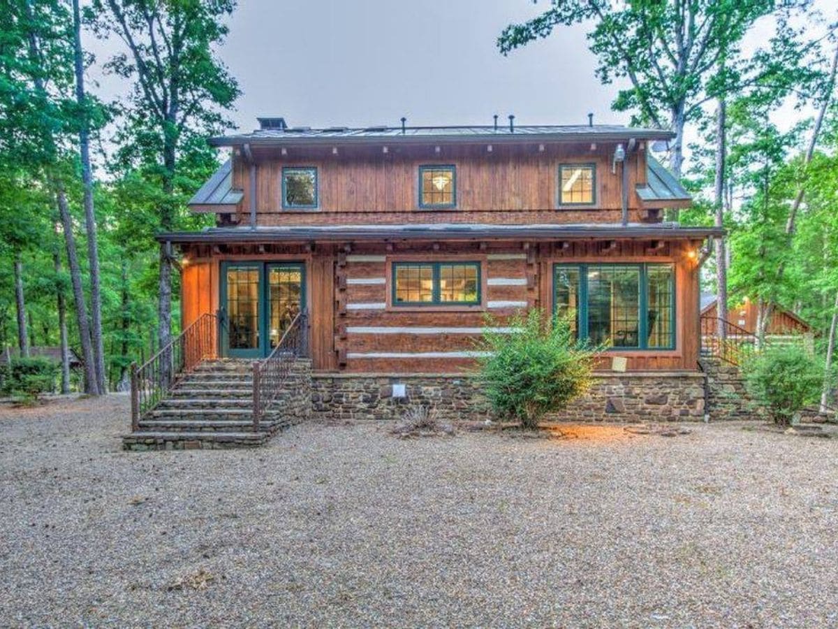 back of Arkansas Timberlake log cabin