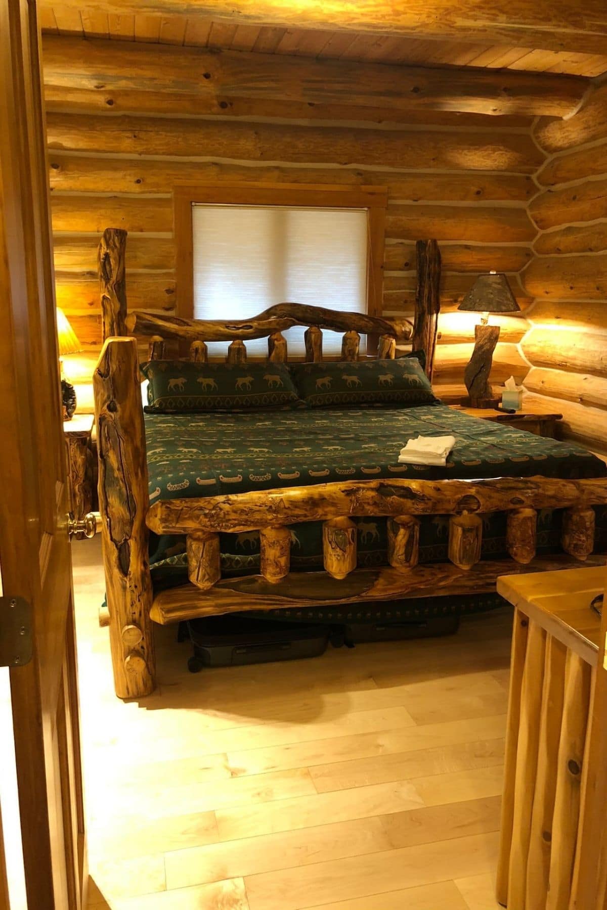 log king bed against wall with green comforter