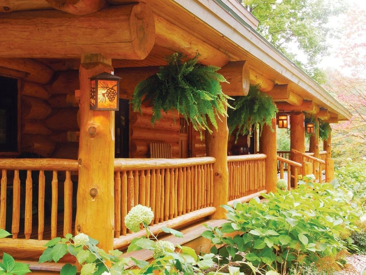 log columns on outside of log cabin