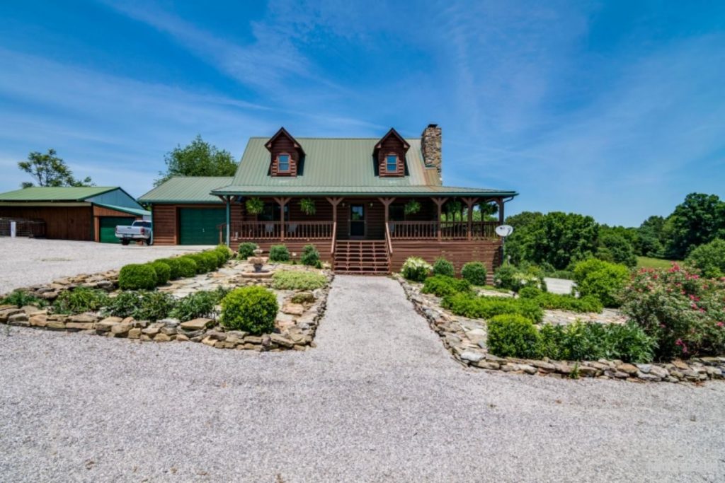Red Boiling Springs Log Cabin Has a Loft Bedroom