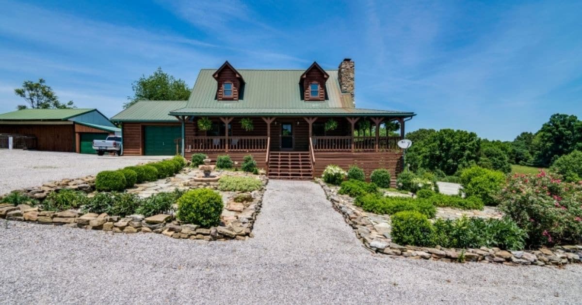 Red Boiling Springs Log Cabin Has a Loft Bedroom