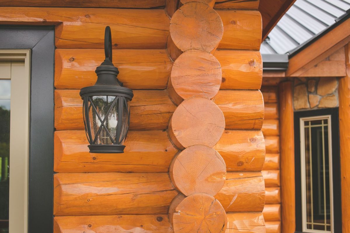 d-link corner of log cabin porch with black porch light