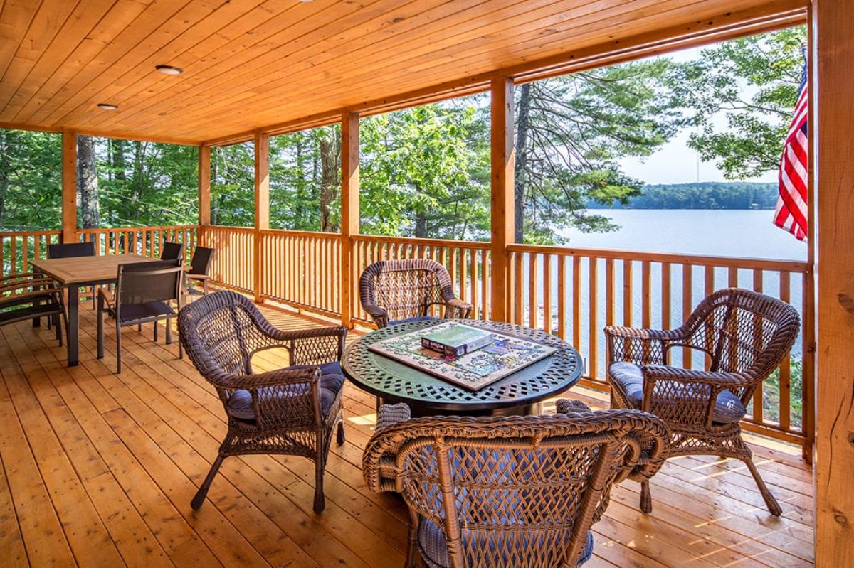 3 Bedroom Log Cabin Overlooks Lake With Beautiful Style