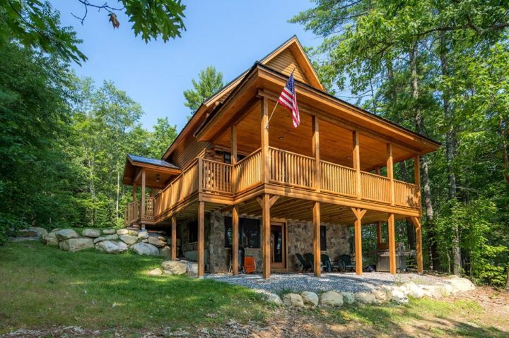 3 Bedroom Log Cabin Overlooks Lake with Beautiful Style