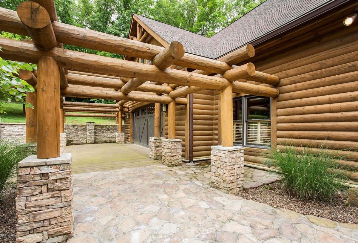 pergola attached to garage of cabin