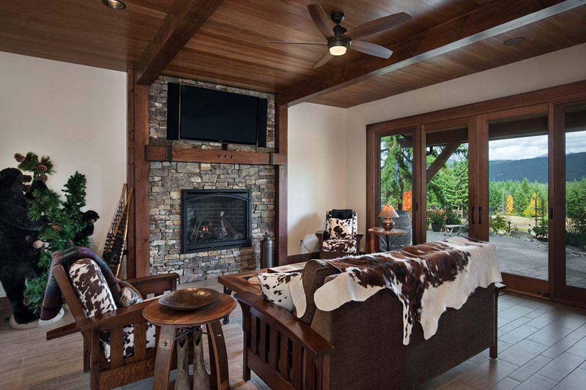 The Woodsy Cle Elum Log Cabin Has Inspirational Views