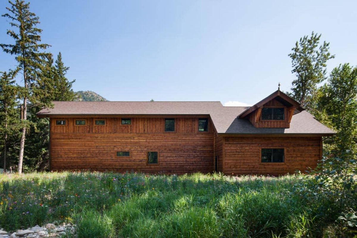 back of log cabin showing walls with windows