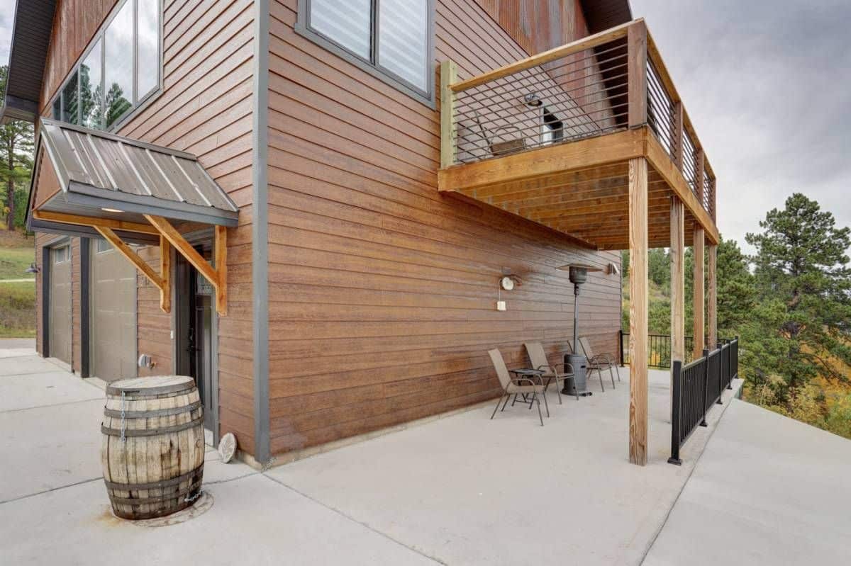 patio area underneath second floor deck on side of cabin