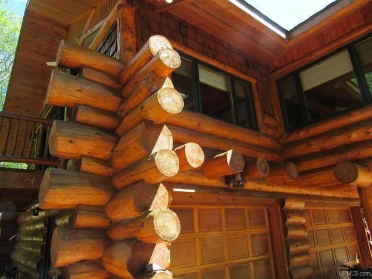 d link walls on outside of log cabin