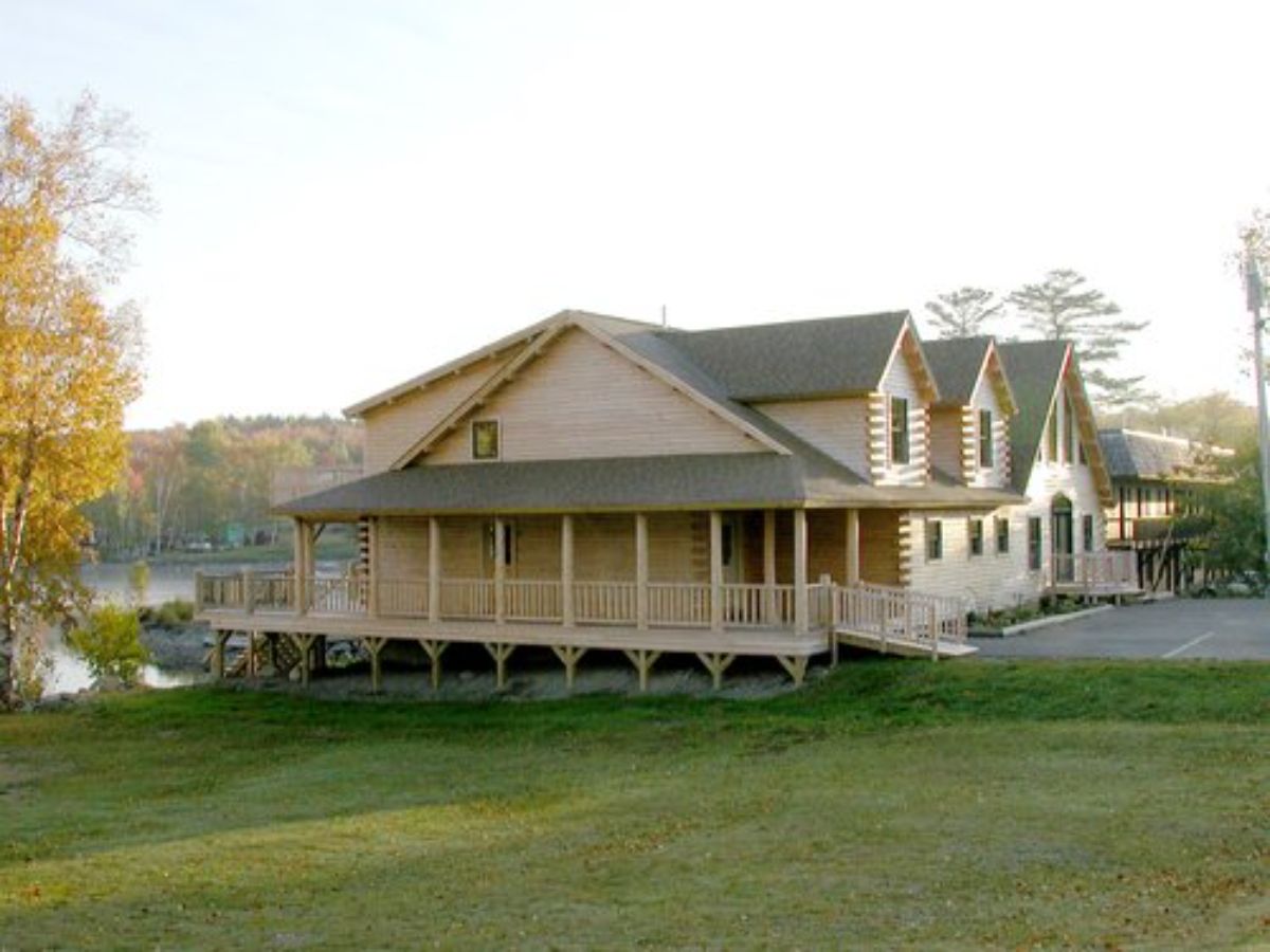 side of cabin showing covered porch along side of home